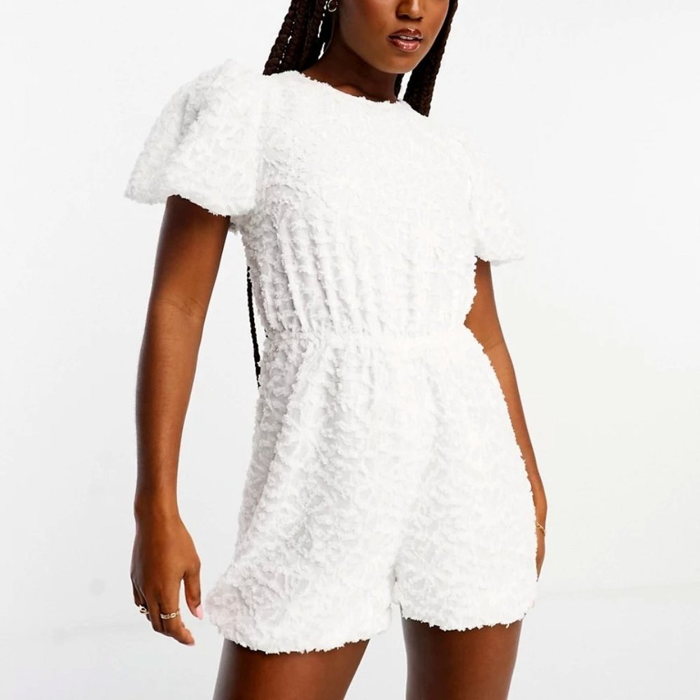 NWT White Poplin Textured Jacquard Romper w/ Puffy Sleeves in Small/ US 4